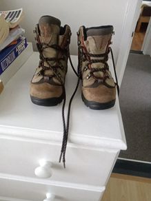 ladies Columbia hiking boots. Bought new for 105 euro. Wore twice as too small. Size 4, UK 37.