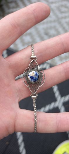 Vintage jewelry is sold individually for 5 to 10 euros