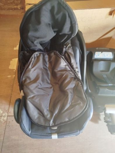 Maxi Cosi Cabriofix Infant Car Seat with 2 Isofix Bases