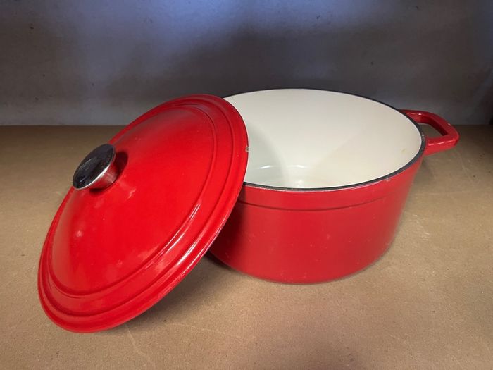 Enamelled cast iron round casserole dish
