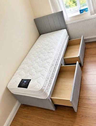 Single bed and mattress having headboard