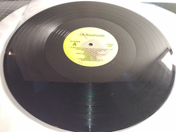 Bassheads - Is There Anybody Out There? - Deconstruction Records - BANGIN 90s Piano ACID Vocal HOUSE BANGER!