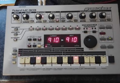 Roland Mc-303 Groovebox