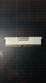 corsair vengeance 8gb ddr4 2400mhz / white