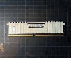 corsair vengeance 8gb ddr4 2400mhz / white