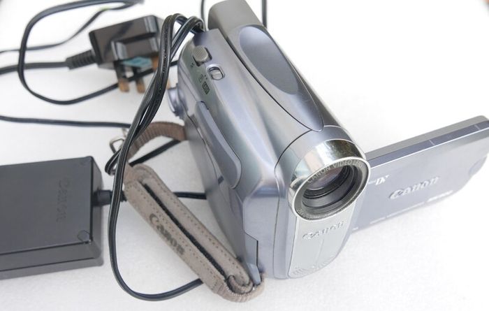 Canon MV900 MiniDV Camcorder with charger, works well.
