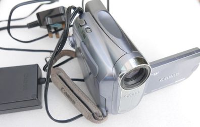 Canon MV900 MiniDV Camcorder with charger, works well.