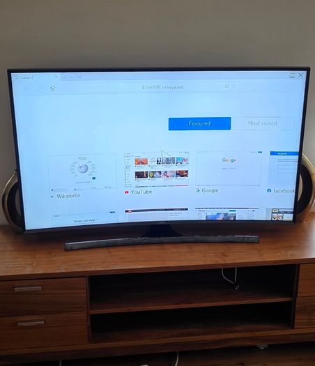 Smart Samsung Tv with wall bracket