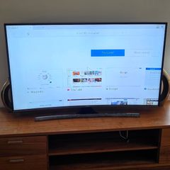 Smart Samsung Tv with wall bracket