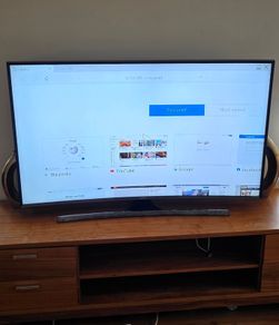 Smart Samsung Tv with wall bracket