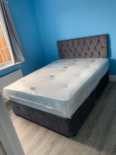 Brand New Stylist Divan Beds Instock. Tufted Memory Foam Mattresses And Optional Drawers Available. 3ft, 4ft, 4ft6, 5ft And 6ft Sizes Available