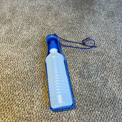 Water bottle/fountain for dog walks