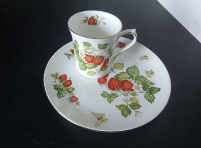 Queens "Virginia Strawberry" TV set Tray and Mug