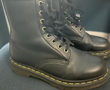 Doc Martens Vegan 8 hole boots uk4