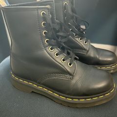 Doc Martens Vegan 8 hole boots uk4