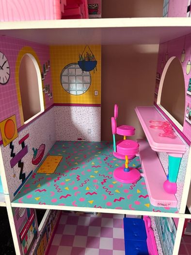 LOL dollhouse and over 15 dolls over various sizes