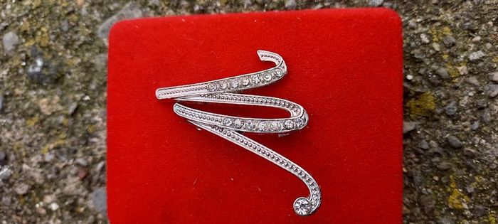 Vintage jewelry is sold individually for 5 to 10 euros