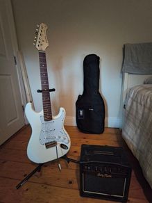 Harley Benton guitar ST-20 WH Standard Series + Harley Benton HB-10G Amp + Thomann bag + stand