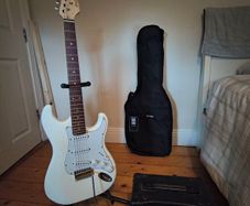 Harley Benton guitar ST-20 WH Standard Series + Harley Benton HB-10G Amp + Thomann bag + stand