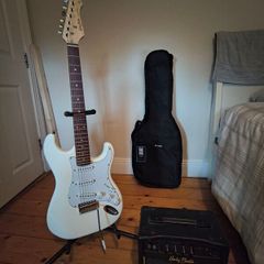 Harley Benton guitar ST-20 WH Standard Series + Harley Benton HB-10G Amp + Thomann bag + stand