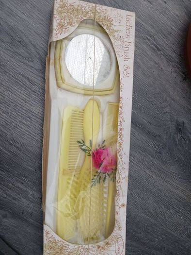 Vintage (NEW) Lady Brush Set