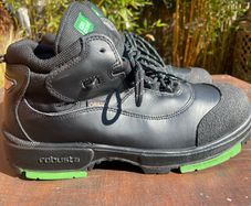 Robusta sefety boots size 9