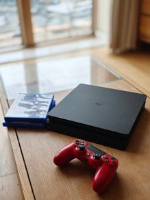 PS4 Slim 500GB + 1 controller + 2 Games