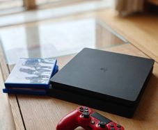 PS4 Slim 500GB + 1 controller + 2 Games