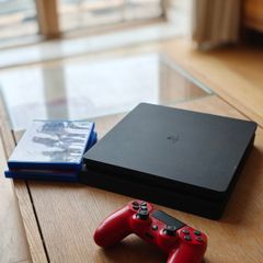 PS4 Slim 500GB + 1 controller + 2 Games