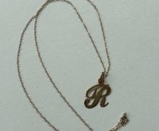 Delicate 9ct Gold Necklace with 9ct Letter R Pendant