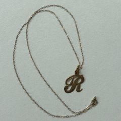 Delicate 9ct Gold Necklace with 9ct Letter R Pendant