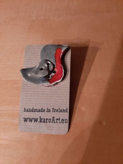 Ceramic robin button