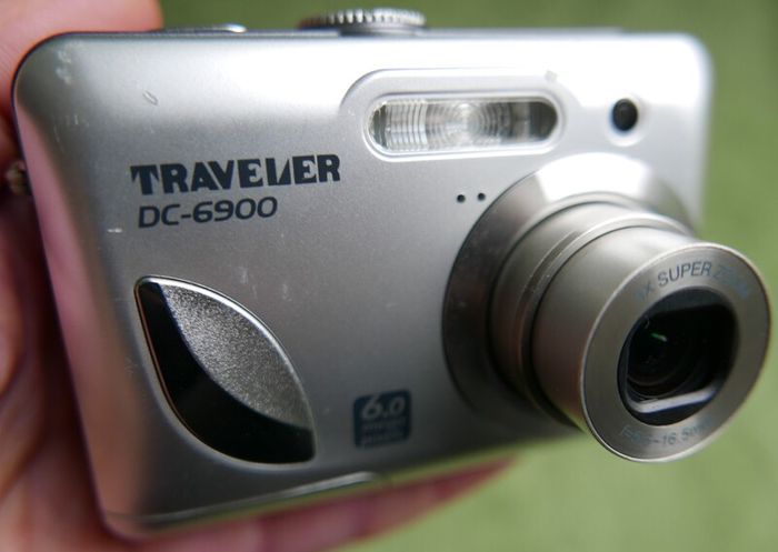 RAVELER DC-6900 6.0 Mega Pixels 3 x super ZOOM DIGITAL CAMERA WORKS (the camera runs on two AA batteries)