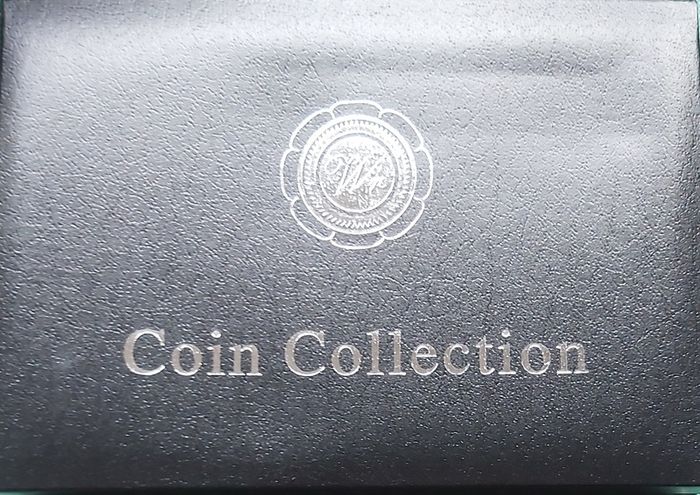 Set of 5 coins star wars in case.