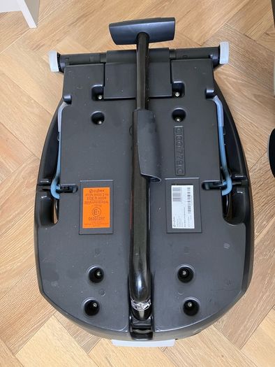 Cyber Aton 5 car seat + Isofix base