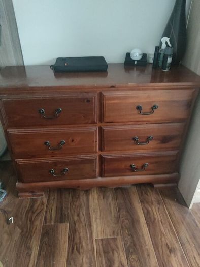chest of drawers/ dresser