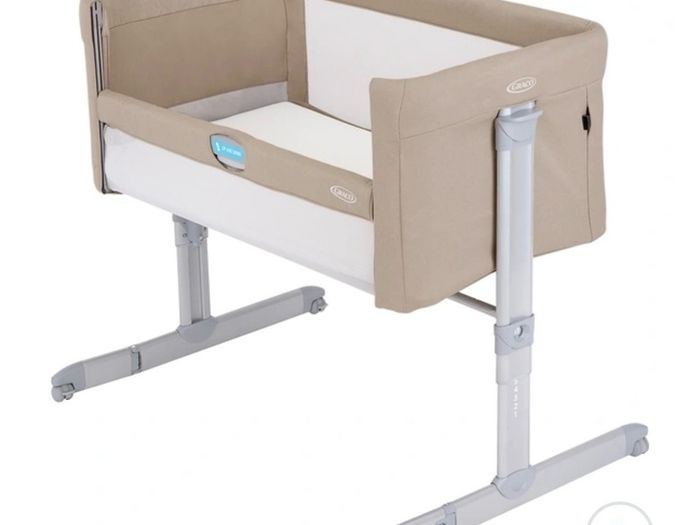 Bedside Crib with two cover sheets