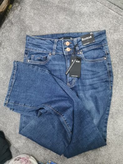 Size 8 leg 31" bootcut jeans