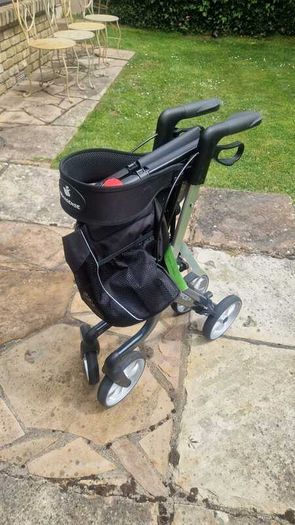 Lightweight foldable rollator