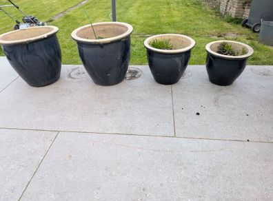 4 glazed plant pots