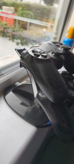 2 PS4 controllers + Dock