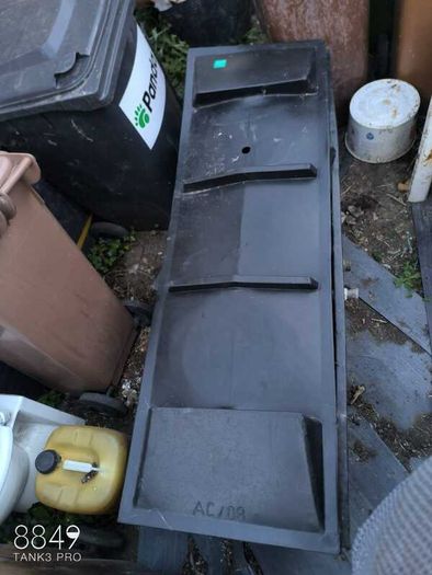 Water tank with lid