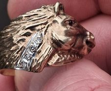 9 Carat Gold Diamond and Garnet Horse Head Ring (7 grams)