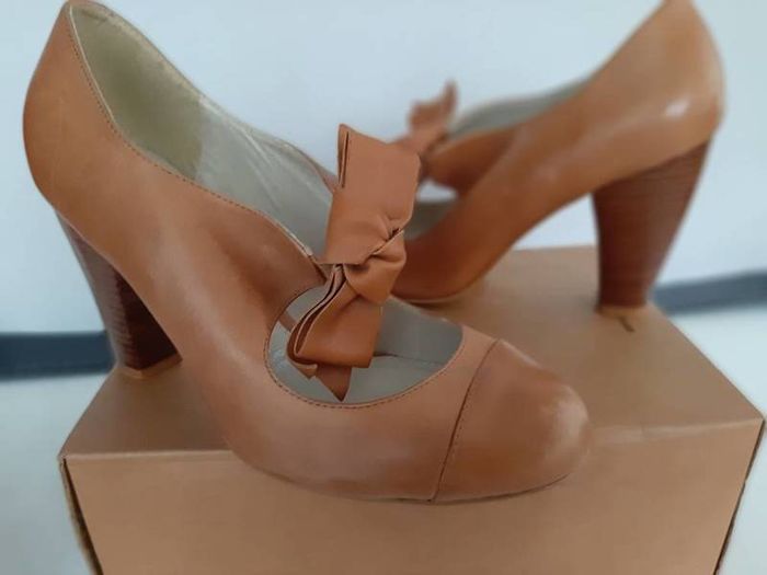 Beautiful new genuine leather Rocha John Rocha shoes