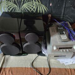 Yamaha Pianoblack HiFi audio center.