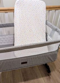 Fitted sheets and mattress protector for bedside crib