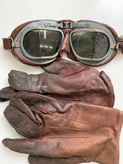 Rare WW2 RAF special duties aircrew grouping of Mk viii flying goggles and leather flying gloves