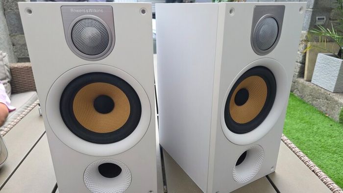 Bowers & Wilkins 686 S2 speakers