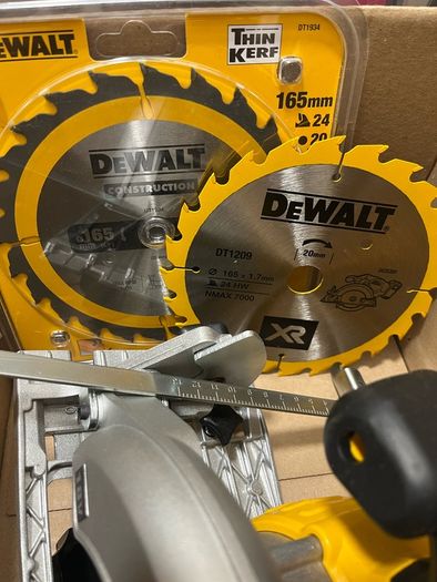 De Walt Cordless Circular Saw & extra blade