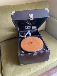 Victor VV50 record player